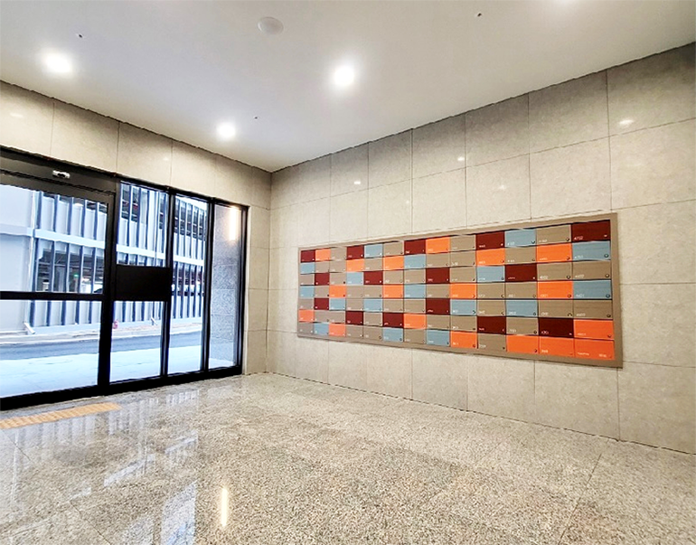 힐스테이트 금정역에 선보인 시그니처 월 - 아파트 1층 로비에 설치되어 있는 모습